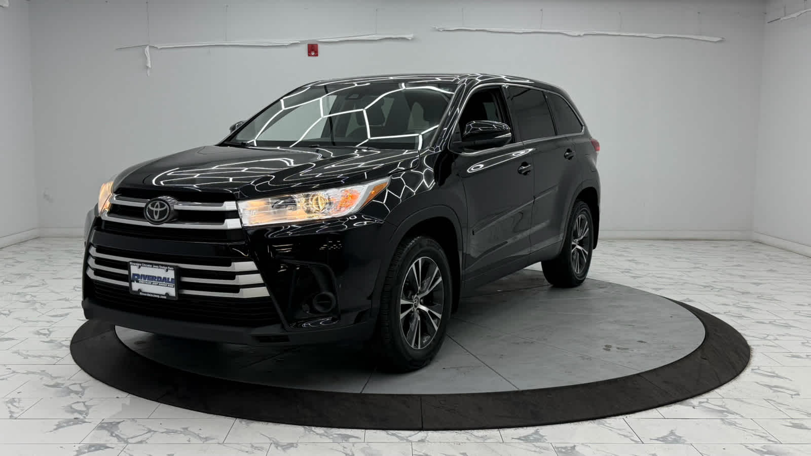 2019 Toyota Highlander LE photo 4