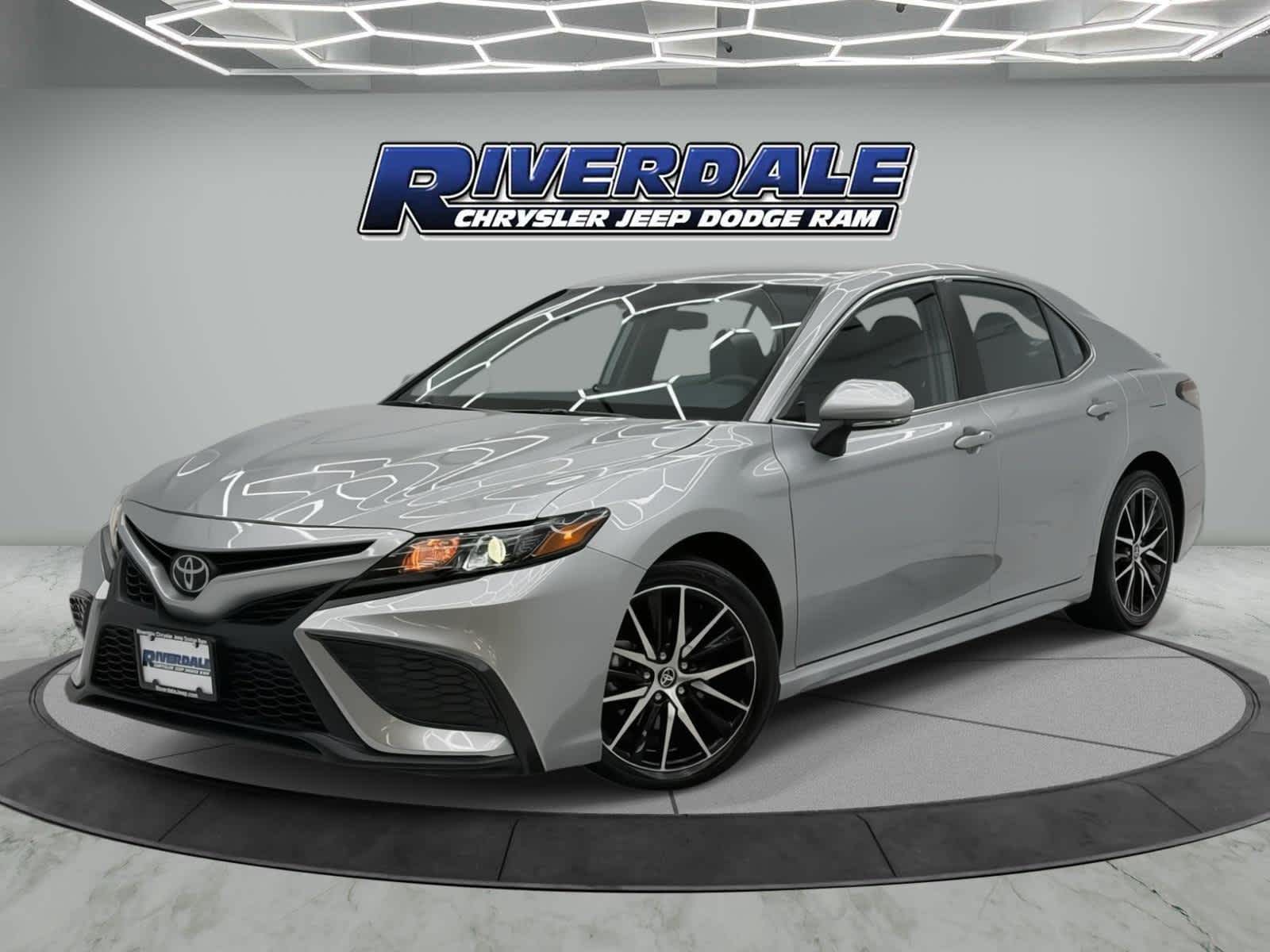 2024 Toyota Camry SE's photo