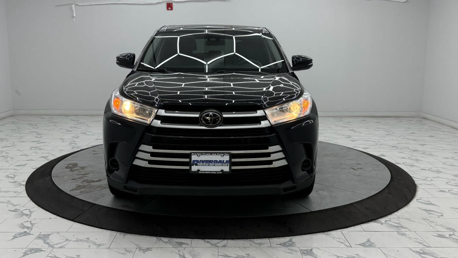 2019 Toyota Highlander LE photo 2