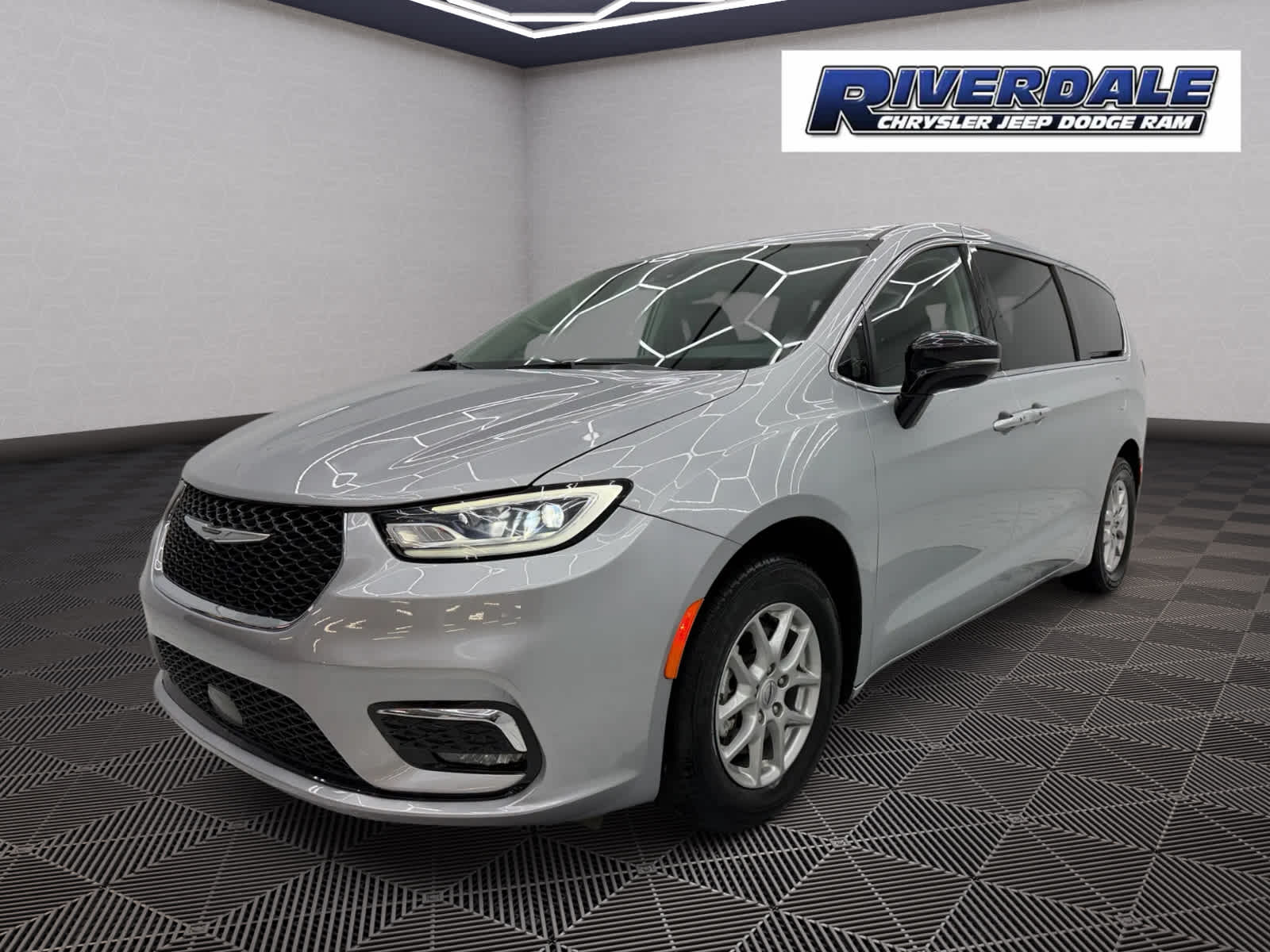 2024 Chrysler Pacifica Touring L photo 2