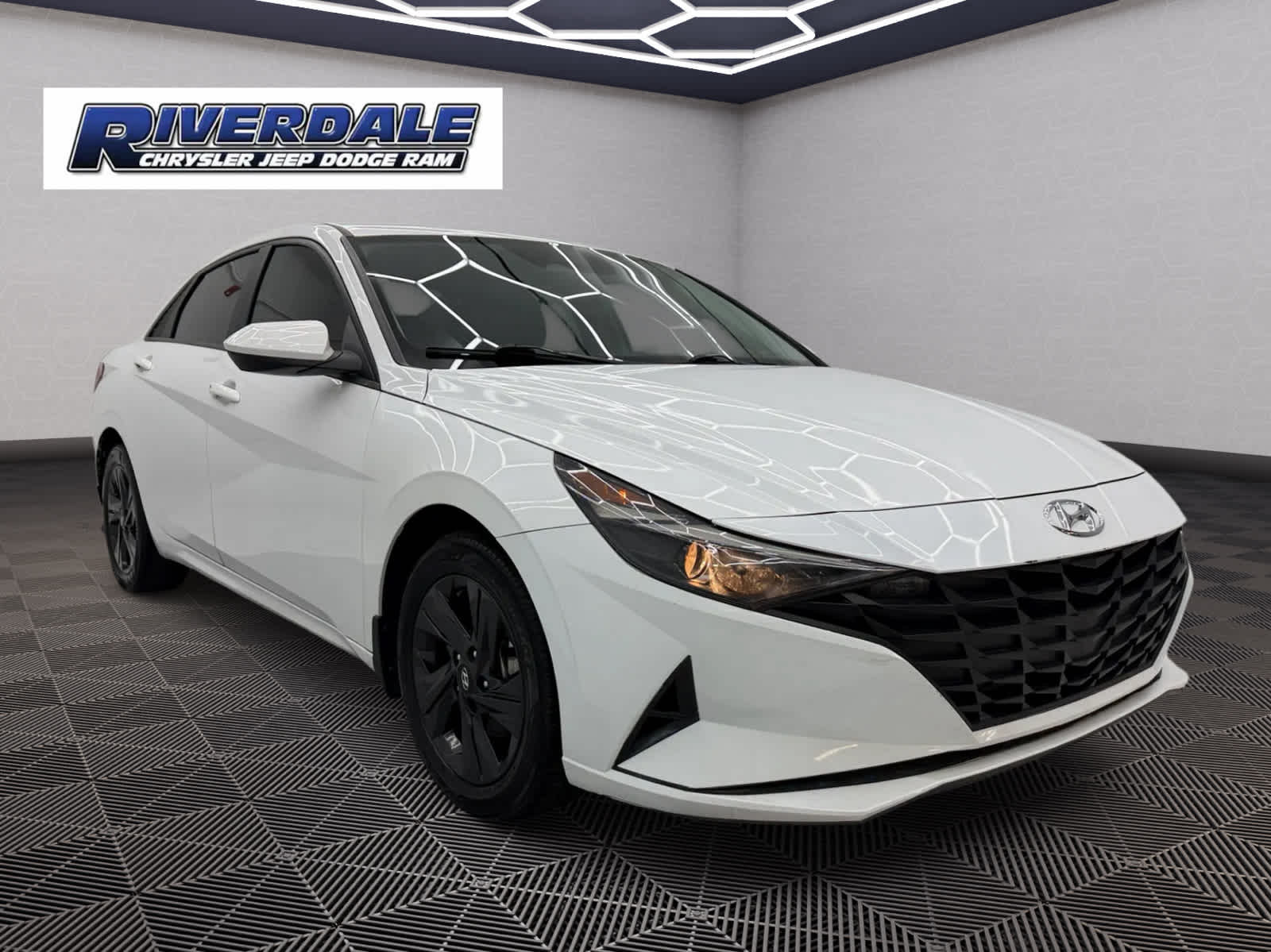 2022 Hyundai Elantra SEL photo 3