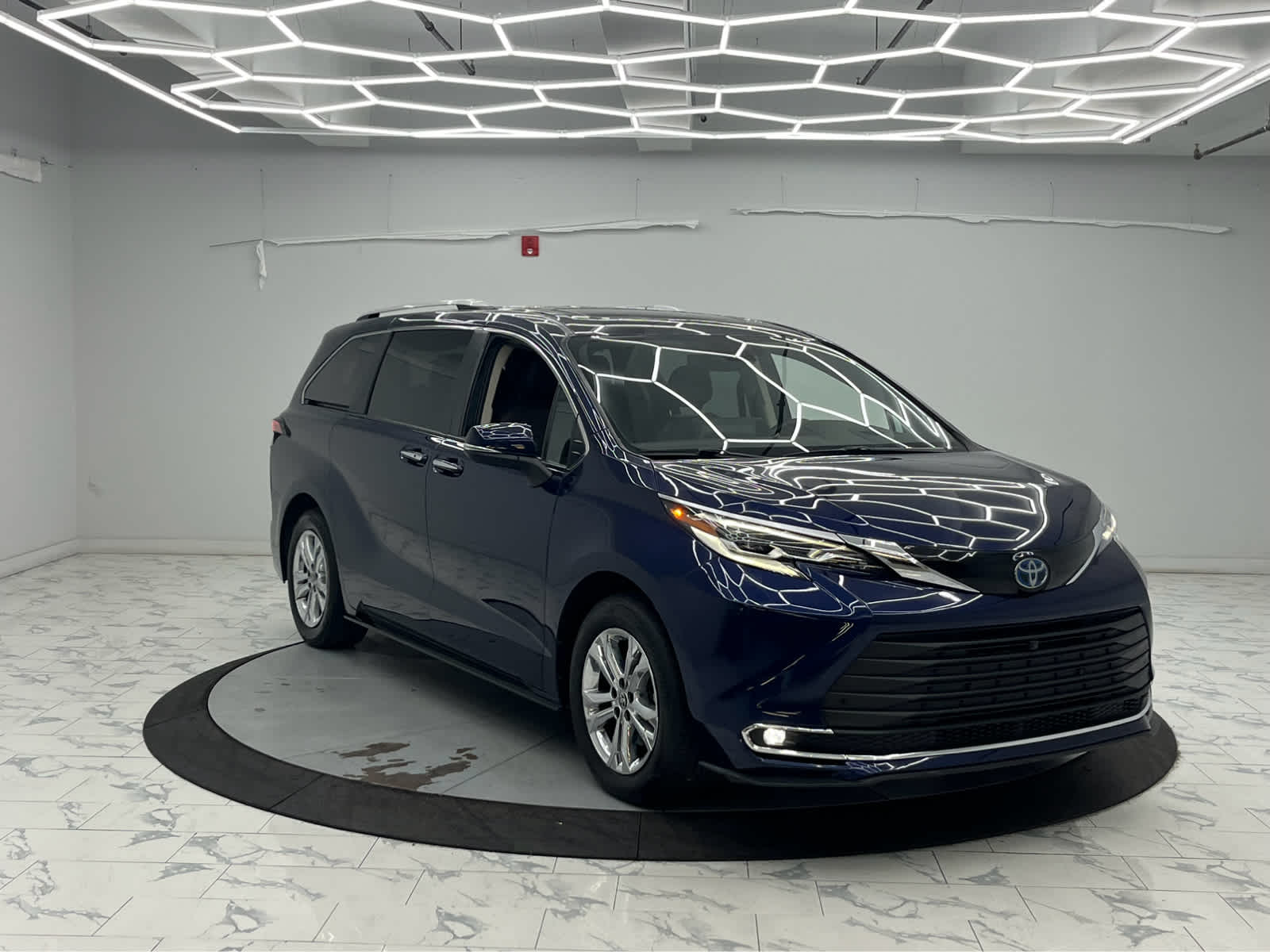 2022 Toyota Sienna Platinum SE photo 2