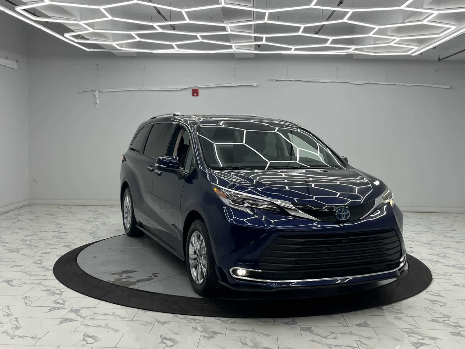 2022 Toyota Sienna Platinum SE photo 3