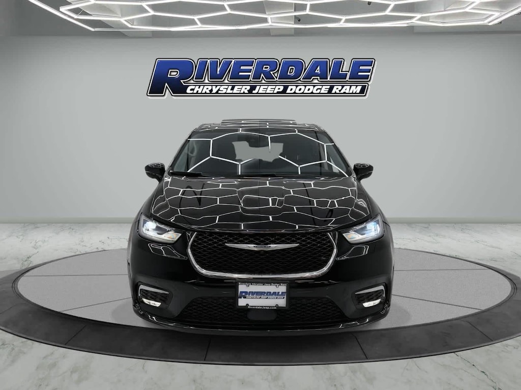 Used 2024 Chrysler Pacifica Touring L FWD