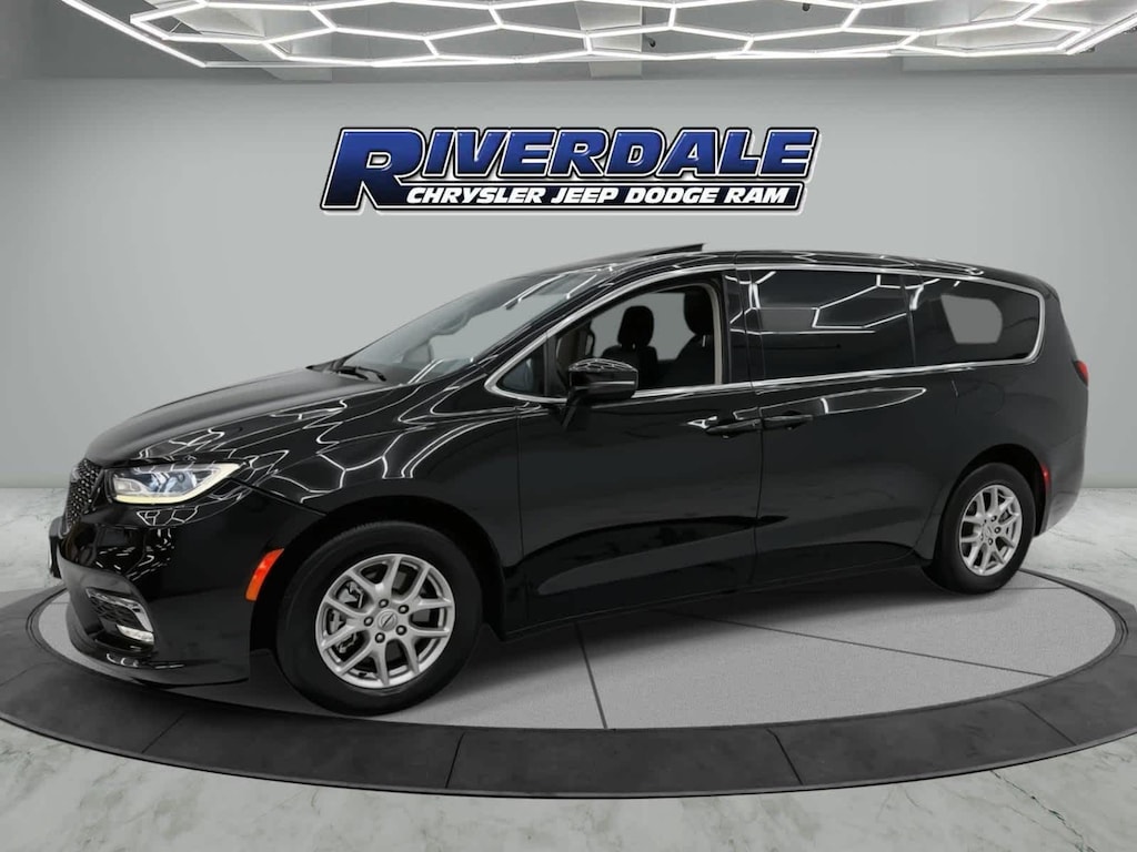 Used 2024 Chrysler Pacifica Touring L FWD