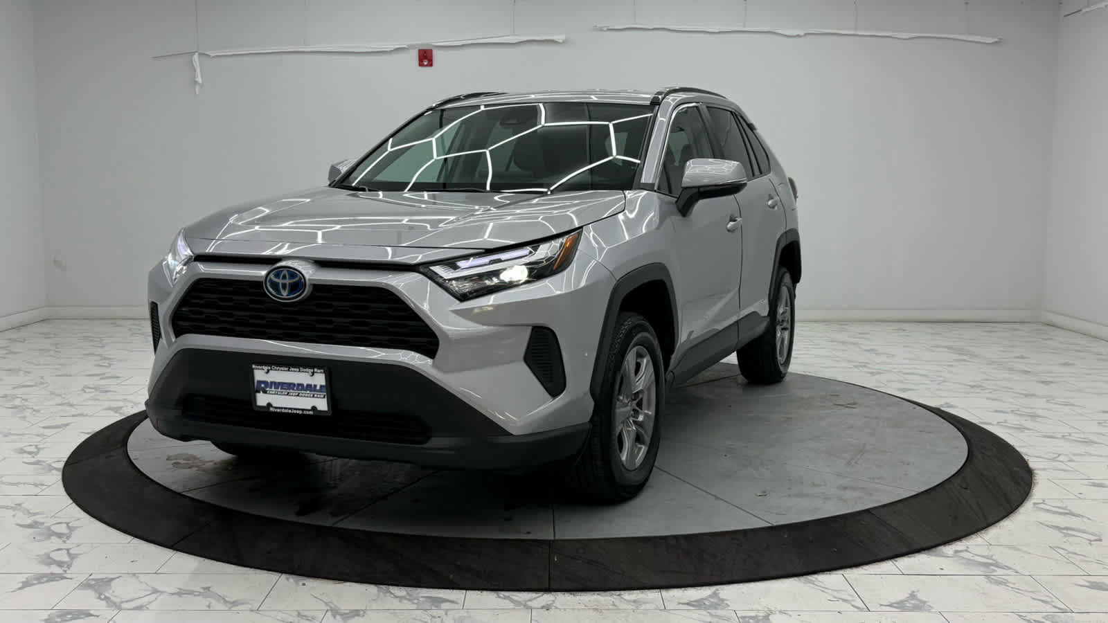 2024 Toyota RAV4 Hybrid XLE photo 2