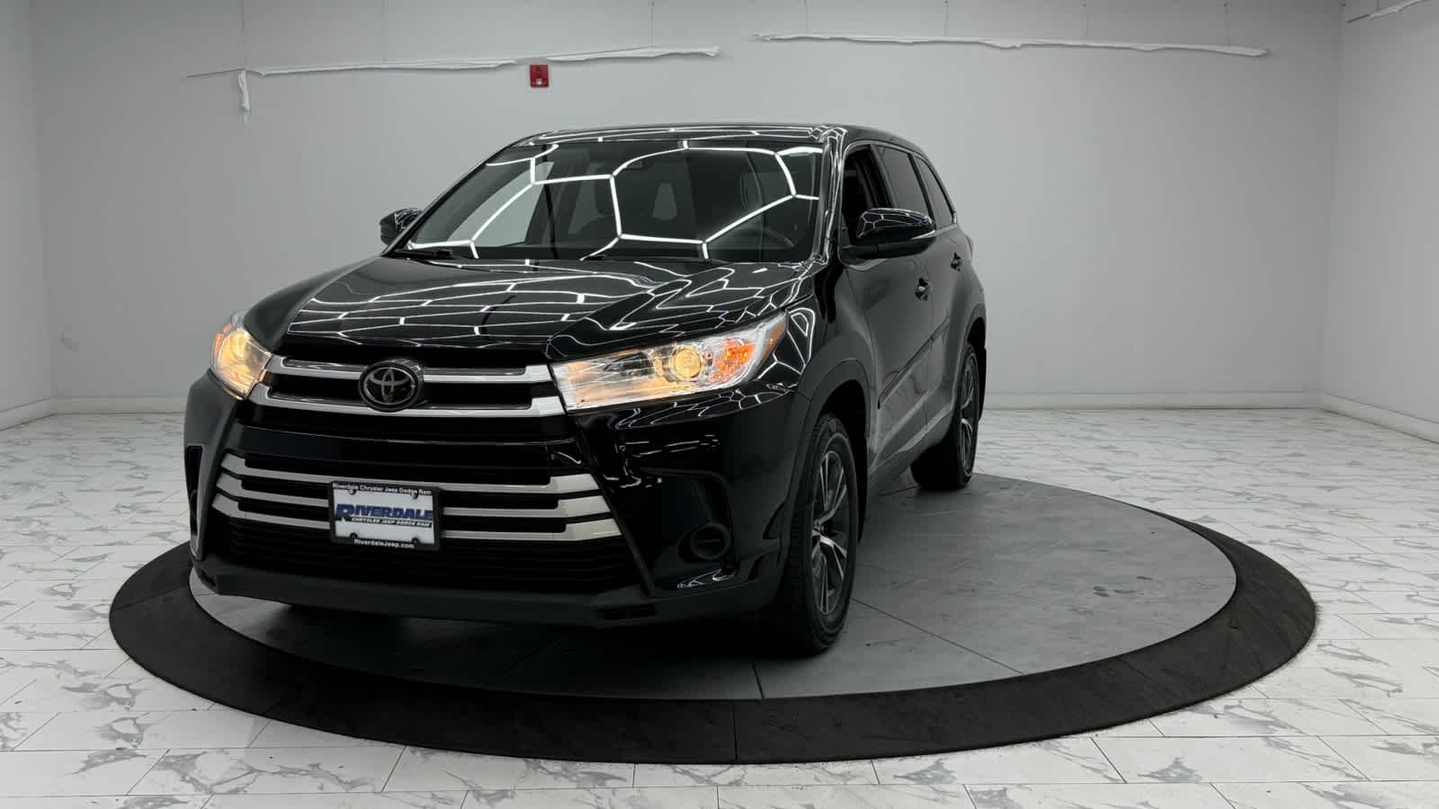 2019 Toyota Highlander LE photo 3