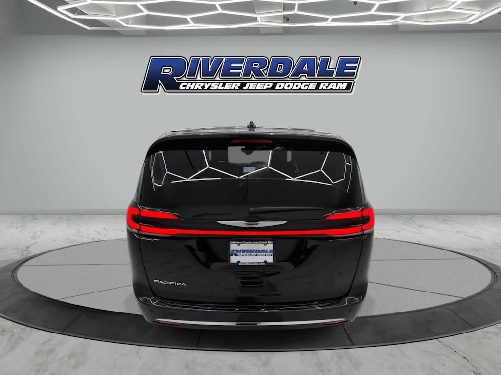 Used 2024 Chrysler Pacifica Touring L FWD