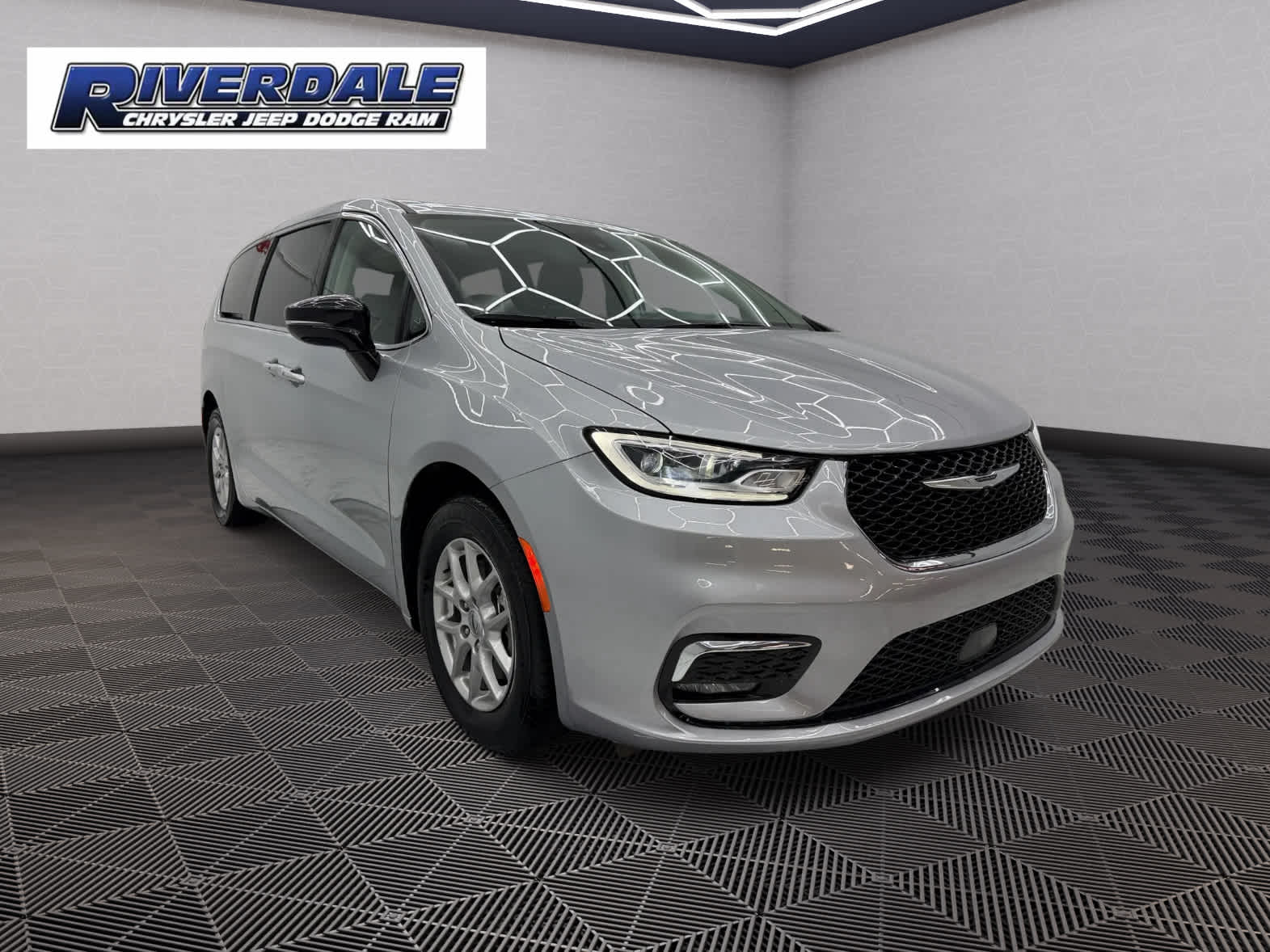 2024 Chrysler Pacifica Touring L photo 4