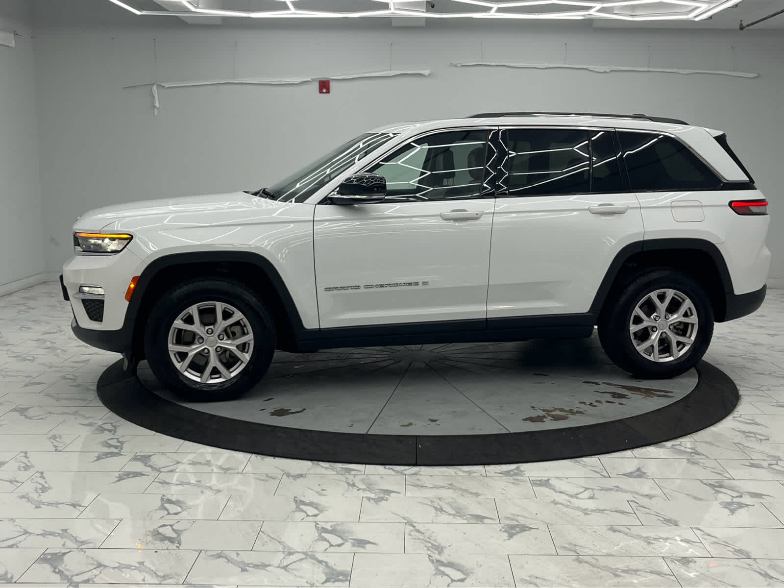 2022 Jeep Grand Cherokee Limited photo 2