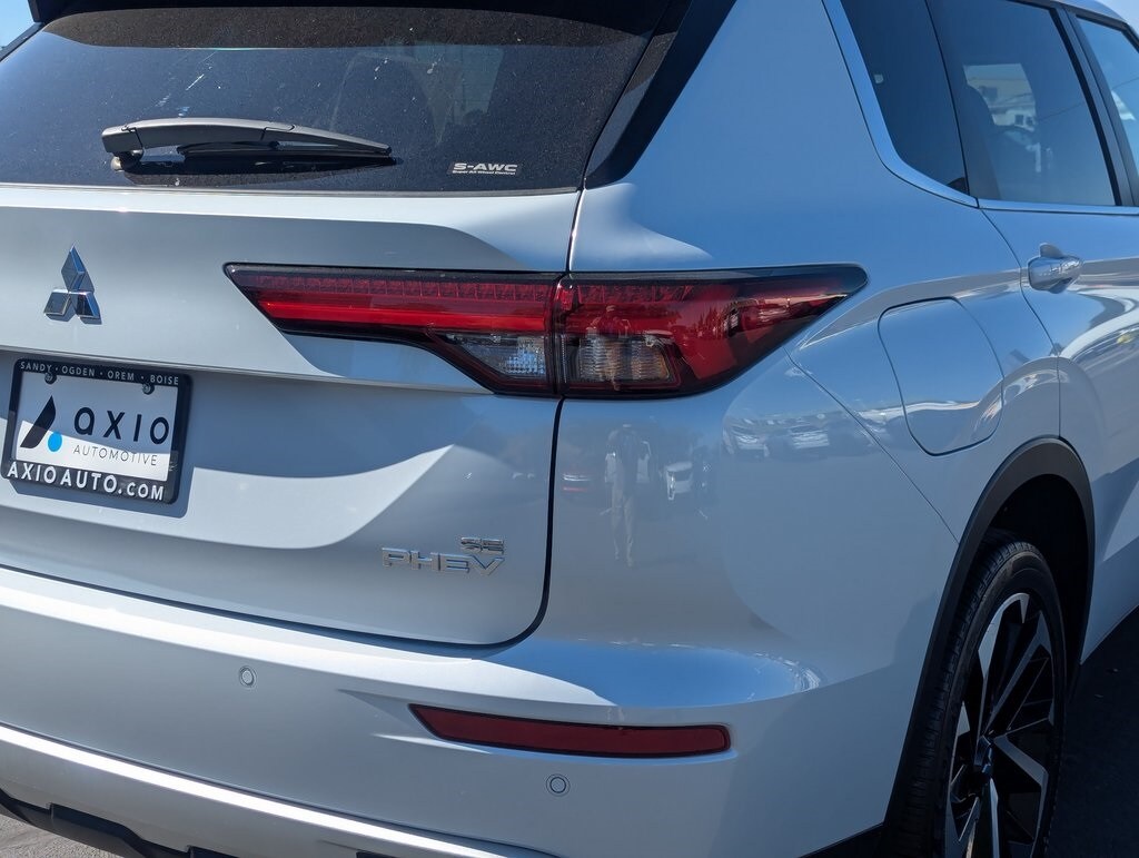 2025 Mitsubishi Outlander PHEV SE photo 3
