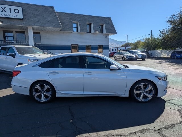 2019 Honda Accord Touring 2.0T photo 2