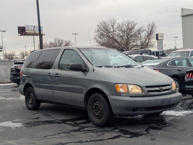 1999 Toyota Sienna CE's photo