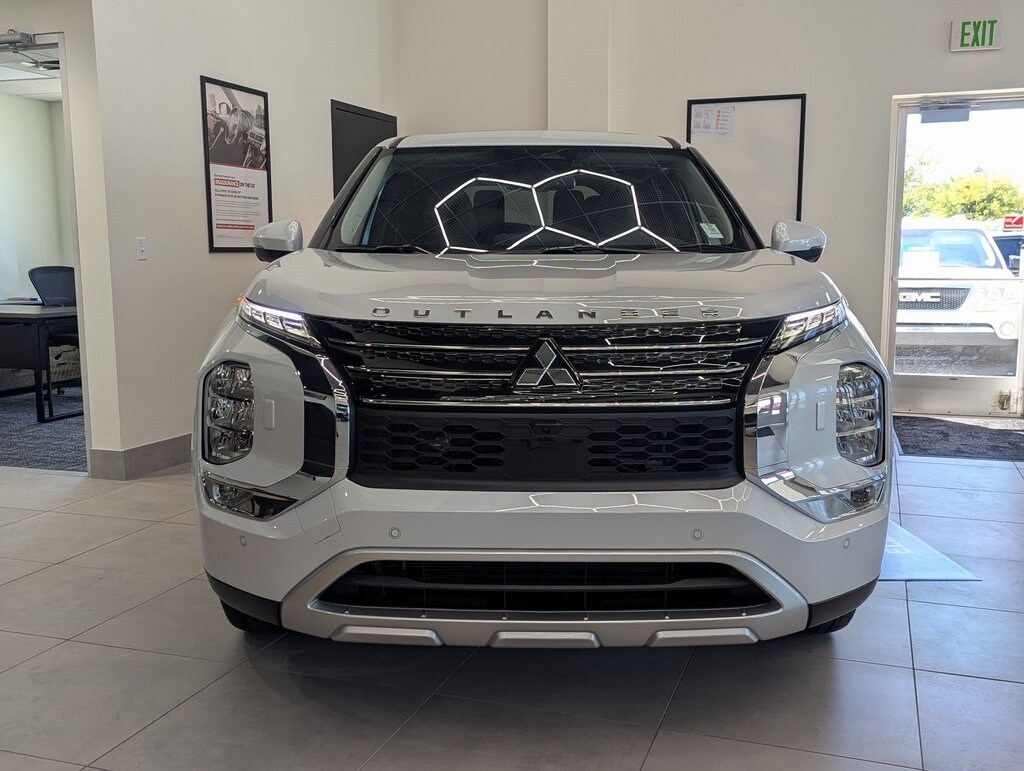 2025 Mitsubishi Outlander PHEV SE photo 2