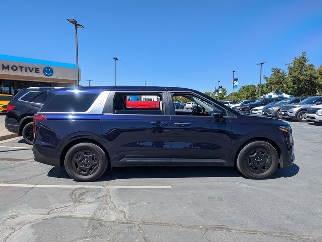 2025 Kia Carnival LXS photo 2