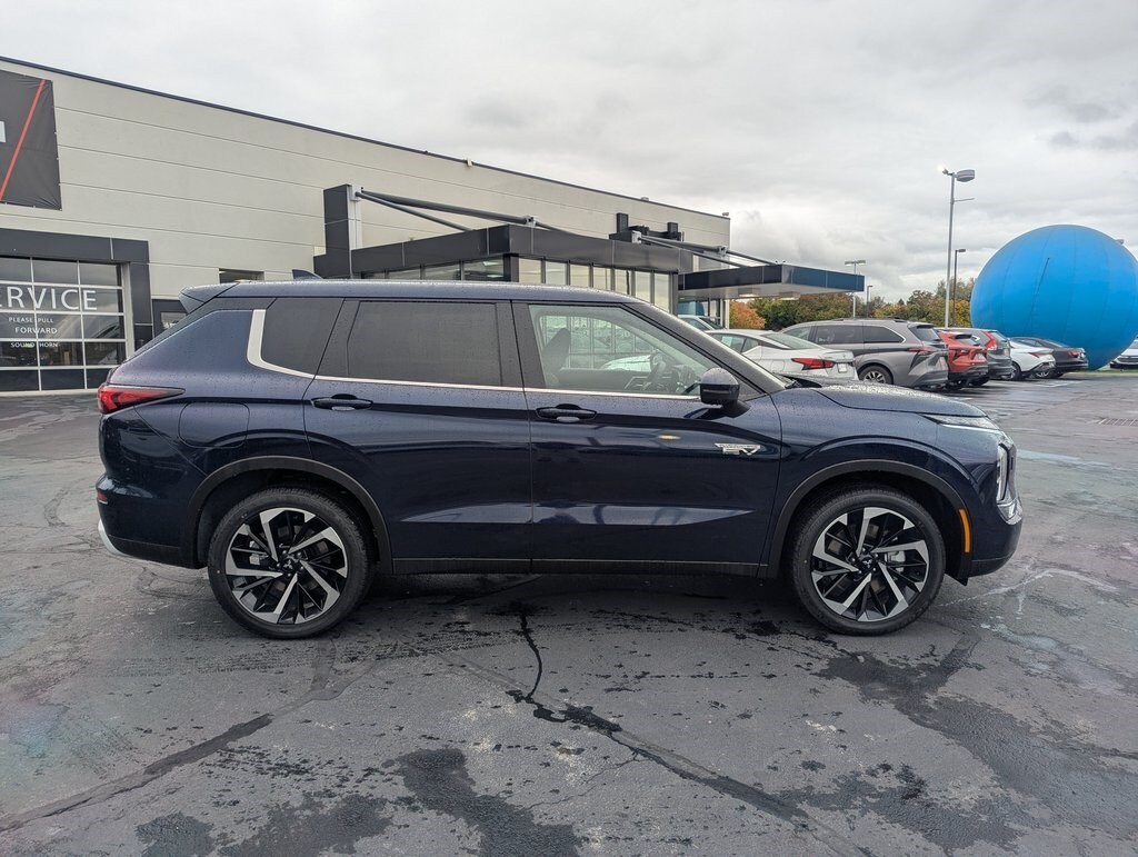 2025 Mitsubishi Outlander PHEV SE photo 2
