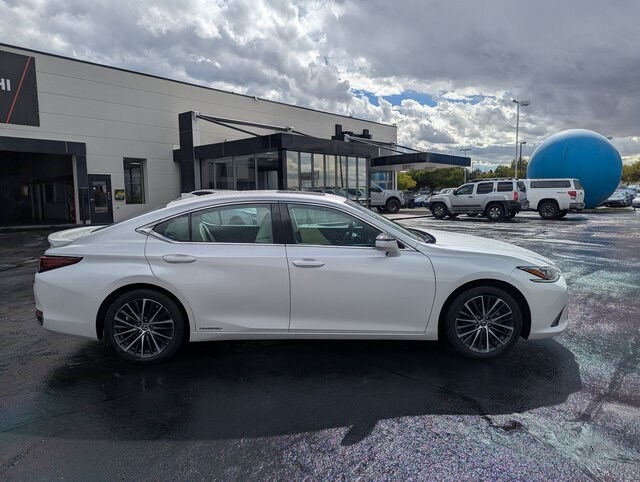 2022 Lexus ES 300h photo 2