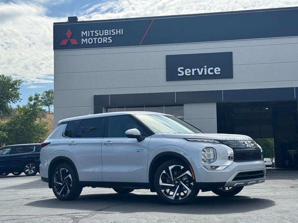 2025 Mitsubishi Outlander Plug-in Hybrid SE S-AWC's photo