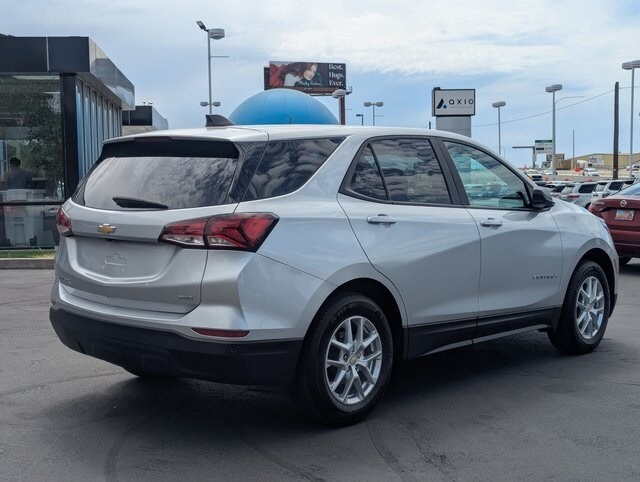 2022 Chevrolet Equinox LS photo 3