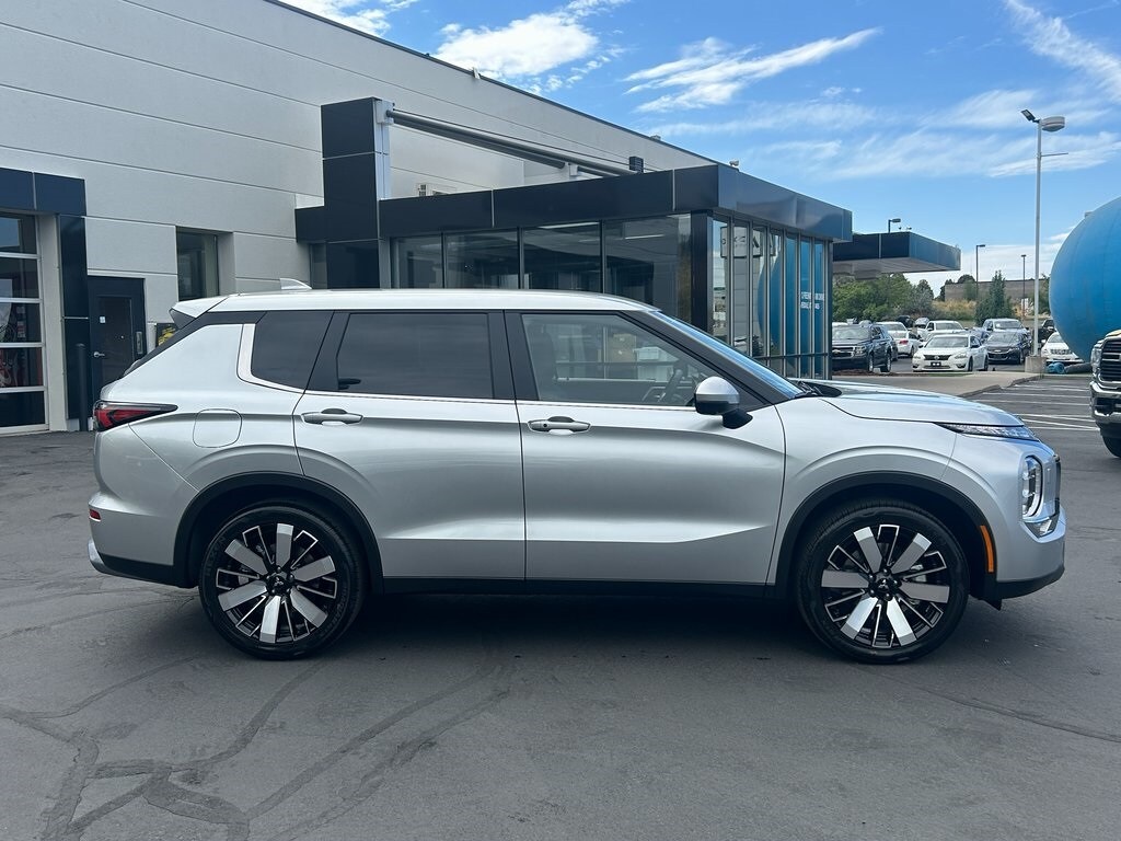 2025 Mitsubishi Outlander SE Ralliart photo 2