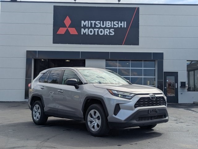 2024 Toyota RAV4 LE's photo