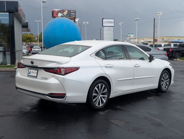 2021 Lexus ES 300h photo 3