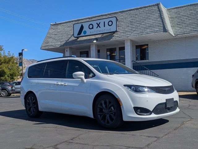2018 Chrysler Pacifica Limited's photo