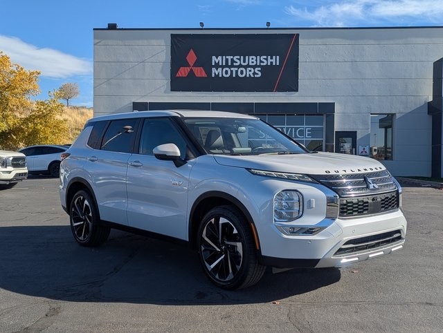 2025 Mitsubishi Outlander Plug-in Hybrid SE's photo