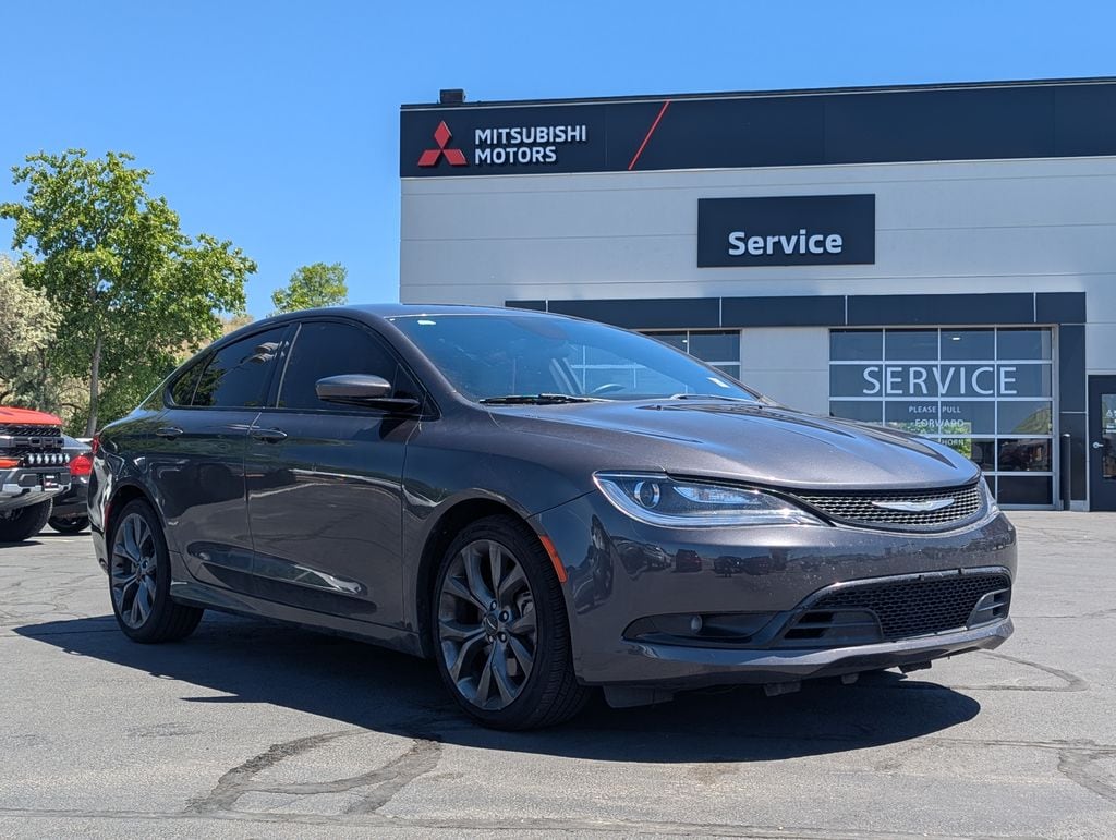2015 Chrysler 200 S's photo