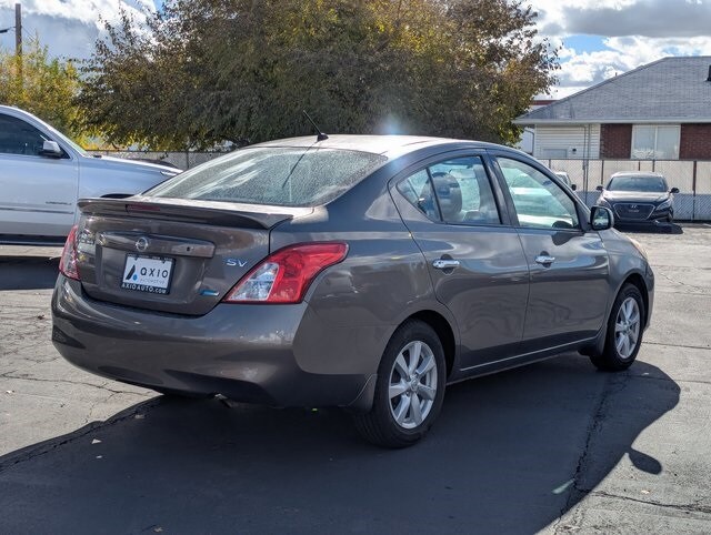 2014 Nissan Versa SV photo 3