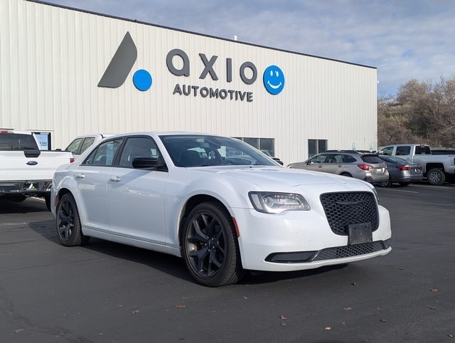 2022 Chrysler 300 Touring's photo