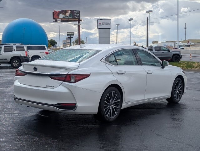 2022 Lexus ES 300h photo 3