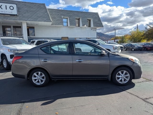 2014 Nissan Versa SV photo 2