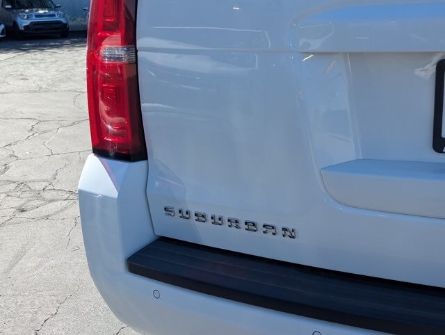 2018 Chevrolet Suburban LT photo 3
