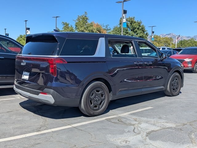2025 Kia Carnival LXS photo 3