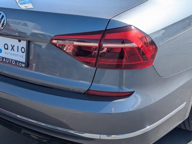 2018 Volkswagen Passat 2.0T R-Line photo 3