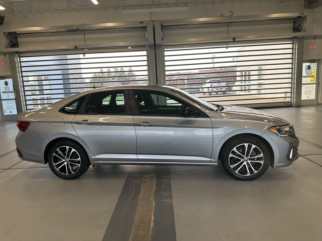 2022 Volkswagen Jetta 1.5T Sport photo 2