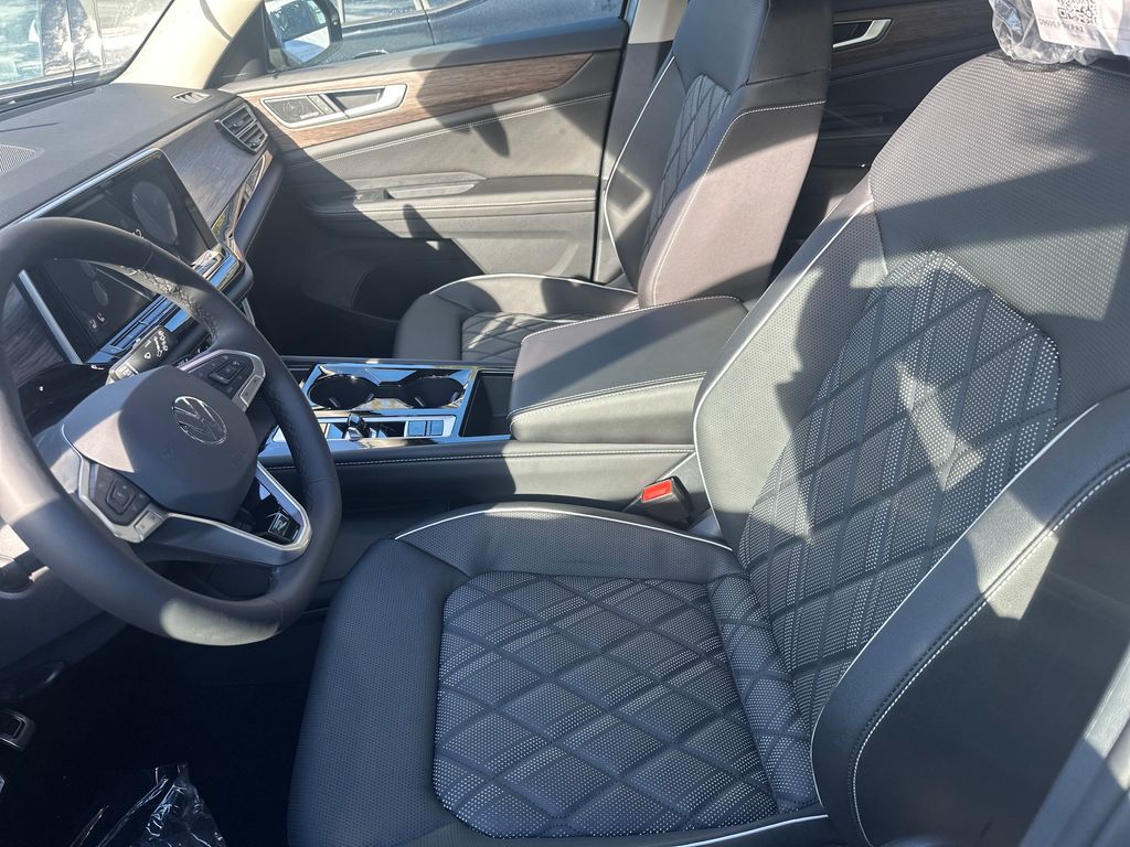 2025 Volkswagen Atlas SEL Premium R-Line photo 2