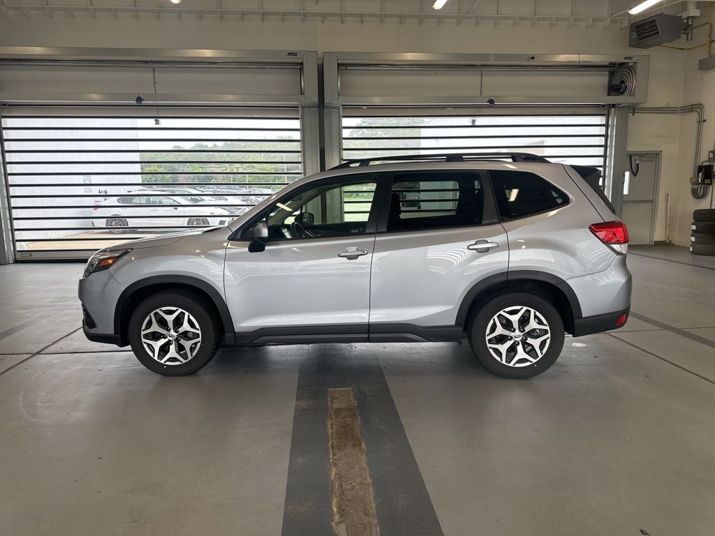 2024 Subaru Forester Premium Base photo 2