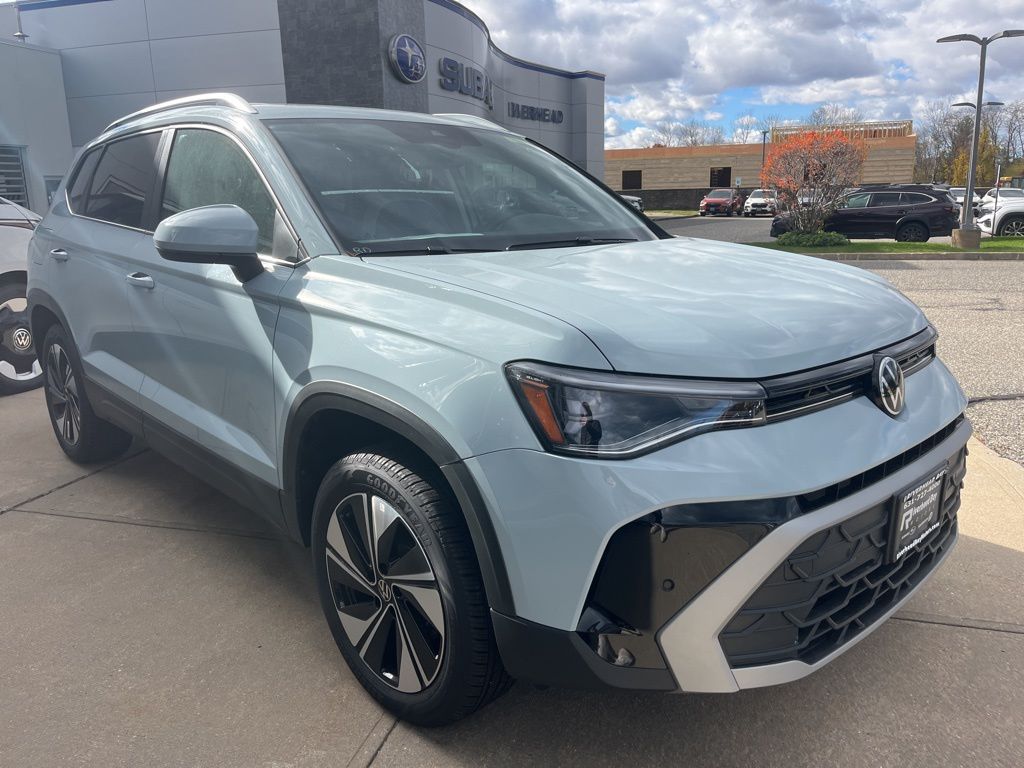 2025 Volkswagen Taos SE's photo
