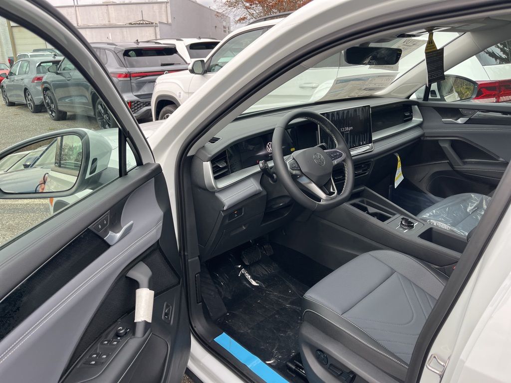 2025 Volkswagen Tiguan SE photo 2