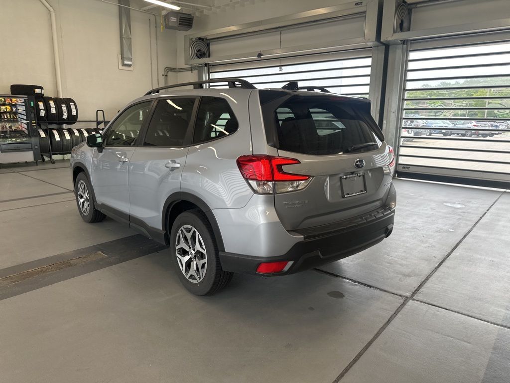 2024 Subaru Forester Premium Base photo 3