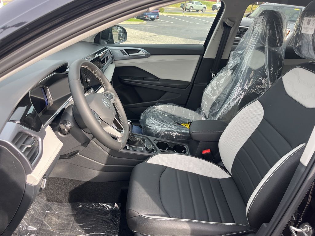 2025 Volkswagen Taos SEL photo 4