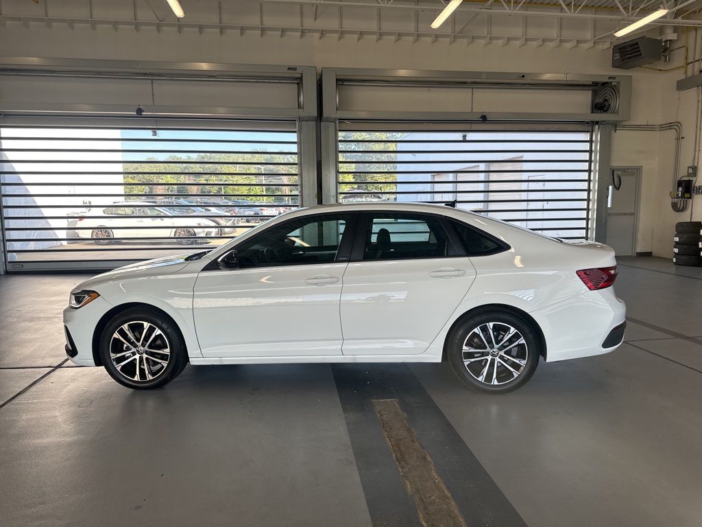 2025 Volkswagen Jetta 1.5T Sport photo 2
