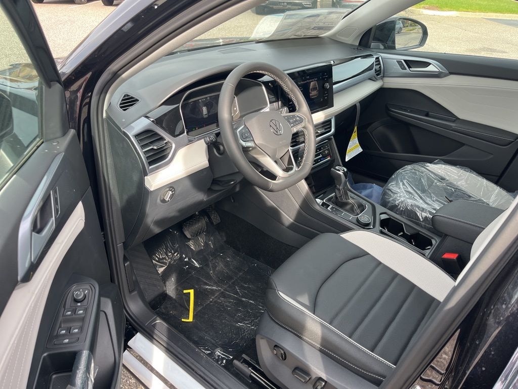 New 2025 Volkswagen Taos 1.5T SEL SUV