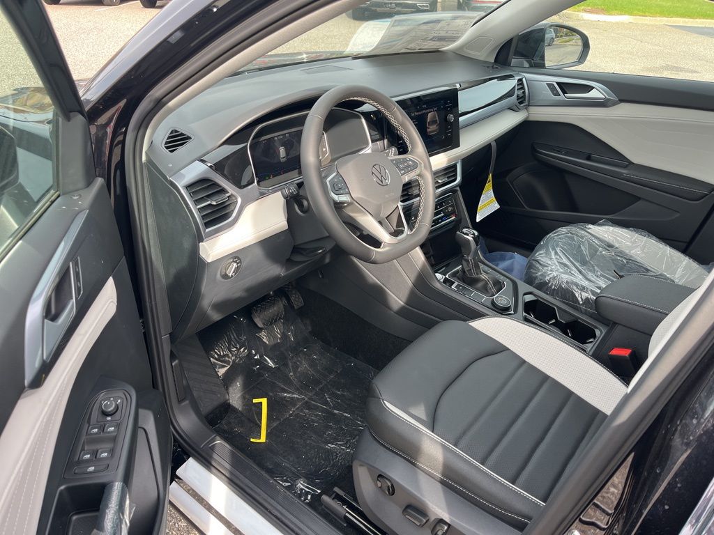 2025 Volkswagen Taos SEL photo 3