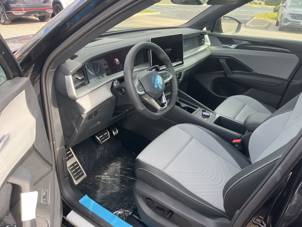 New 2025 Volkswagen Tiguan 2.0T SE R-Line Black SUV