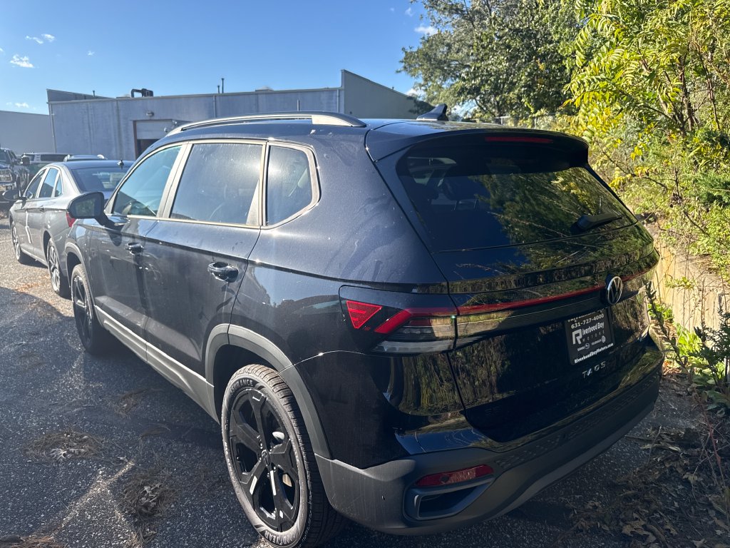 2027 Volkswagen Taos 1.5T SE Black SUV