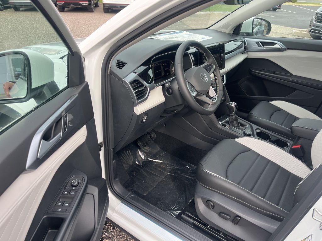New 2025 Volkswagen Taos 1.5T SEL SUV