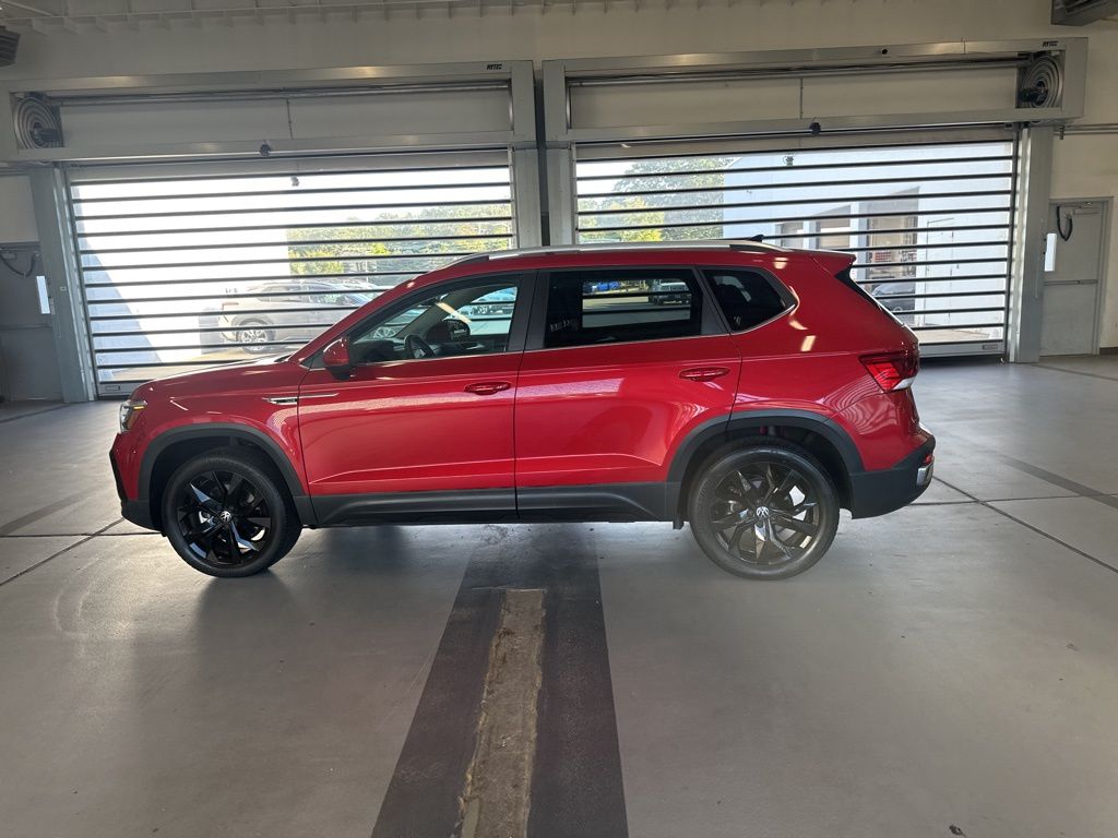 2022 Volkswagen Taos SE photo 2